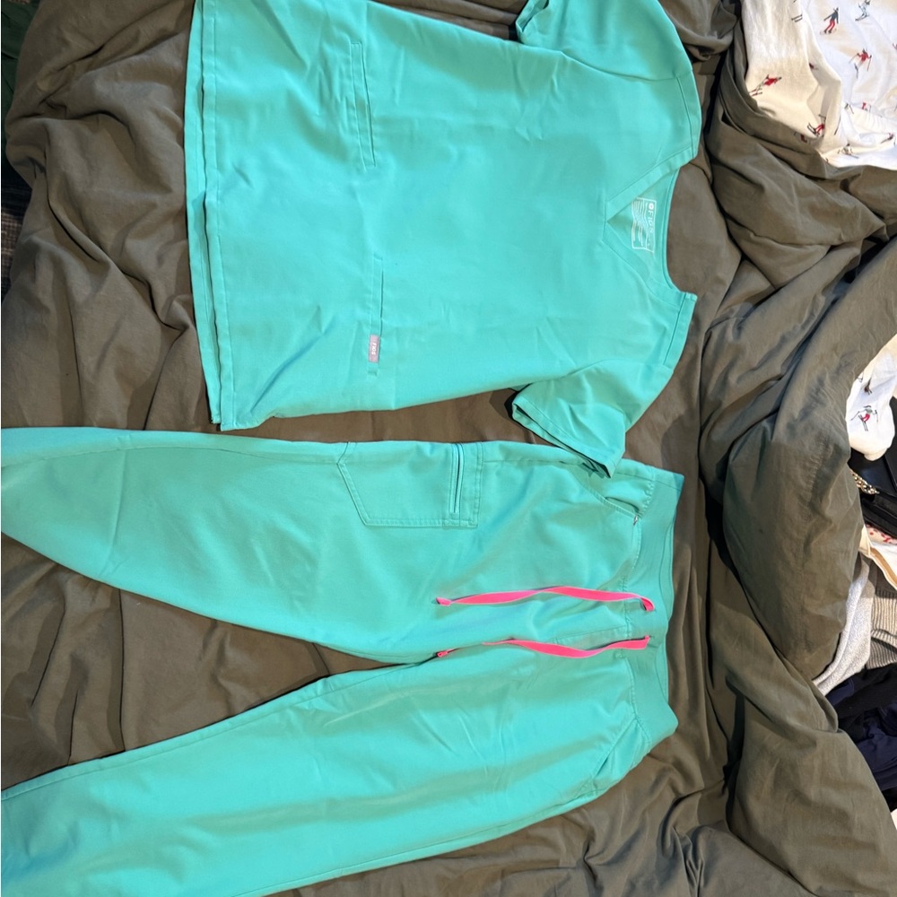 Figs Surgical Green Catarina Top, Zamora Jogger Scrub Set